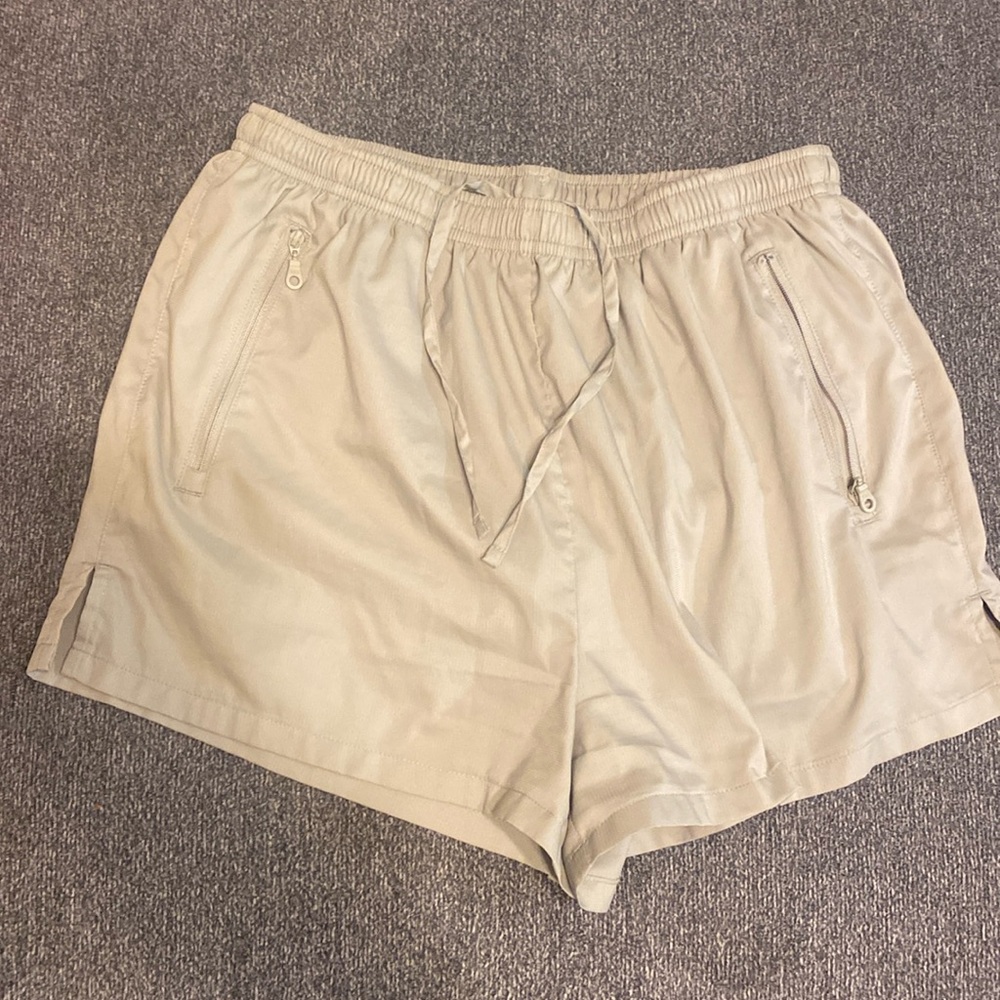 Girlfriend Collective Gazelle Short in Matcha

Size M